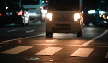 Išgirdote trenksmą ir kažkas mirksi šviesomis bei ragina sustoti?