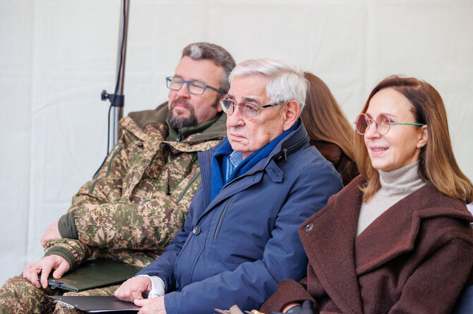 Eriko Ovčarenko / BNS nuotr./Skulptūrą Kaunui dovanojo mecenatas Pranas Kiznis (viduryje)