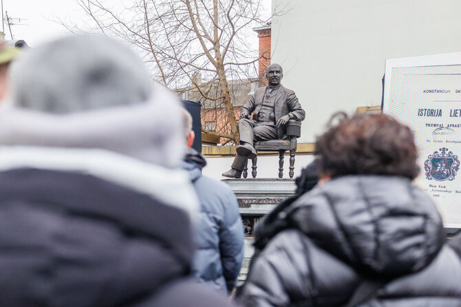 Eriko Ovčarenko / BNS nuotr./Skulptūra Petrui Vileišiui