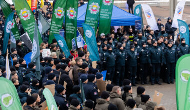 Seimas svarstys siūlymą 1–2 proc. didinti algas mažiausiai uždirbantiems pareigūnams