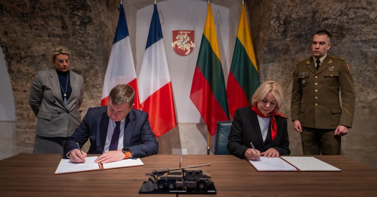 Pasirašyta sutartis dėl ratinių haubicų „Caesar Mk II“ pirkimo