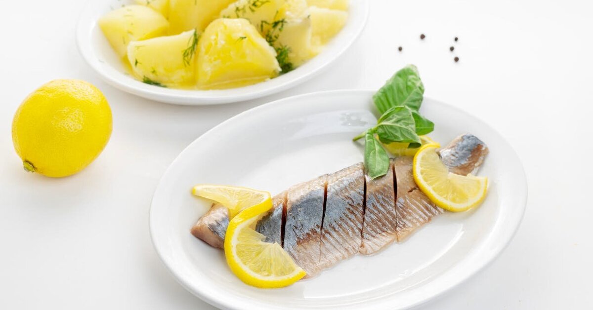 Šventinis stalas be streso: du pigūs ir greitai paruošiami silkės patiekalai | Gyvenimas