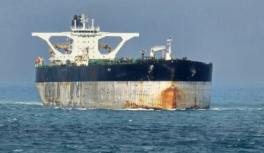 Gudrus manevras: JAV medžiojamas tanklaivis paralyžiavo amerikiečius nupiešta Rusijos vėliava