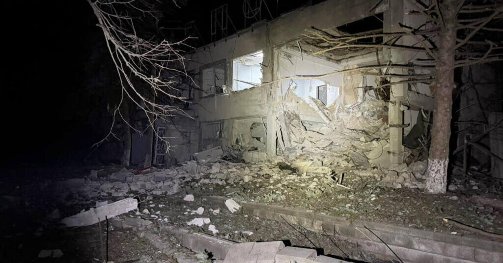 Per rusų atakas Ukrainoje žuvo vienas žmogus, trys sužeisti, kai kurie liko be elektros