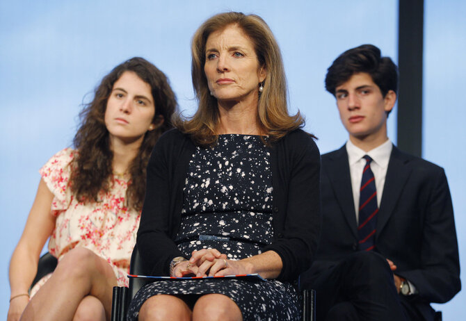 Scanpix nuotr./Caroline Kennedy su dukra Tatjana ir sūnumi Jacku