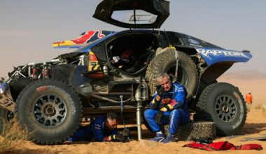 „Teko tiesiog šokti per milžinišką uolą, kad tik nesustočiau“: dramatiškai finišą pasiekęs Sainzas 5-ajame greičio ruože negalėjo sustoti, todėl gavo baudą