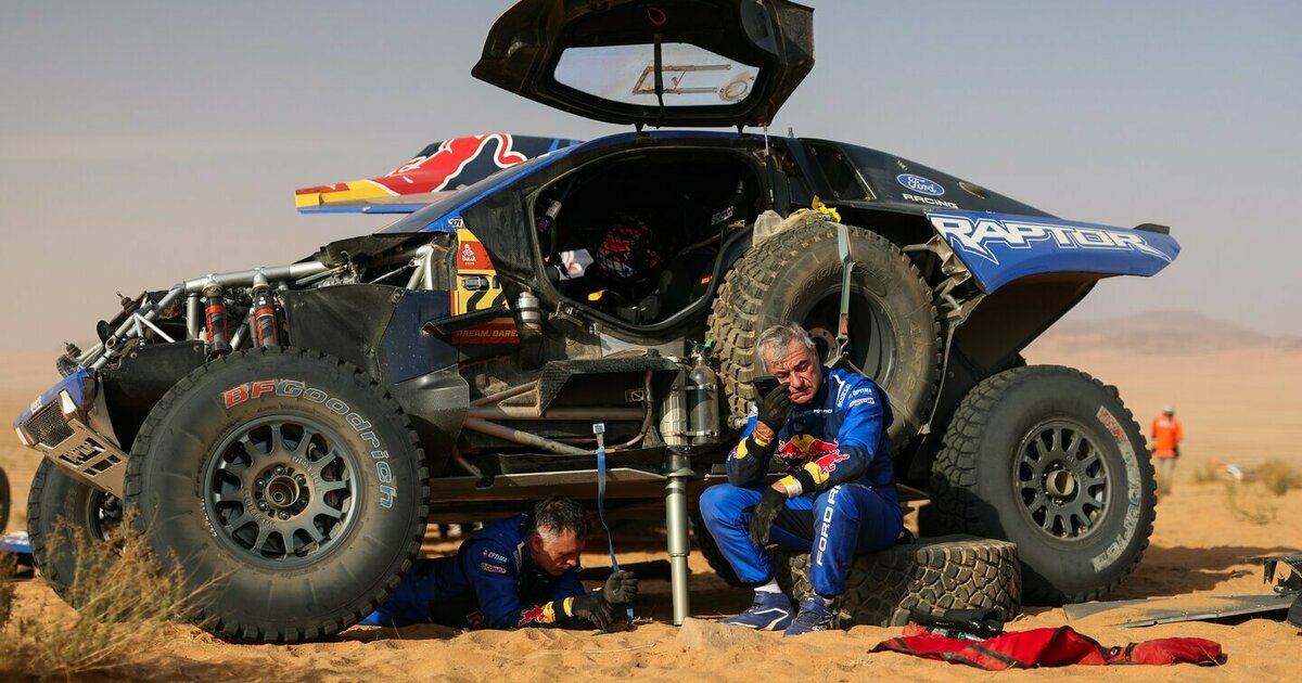 „Teko tiesiog šokti per milžinišką uolą, kad tik nesustočiau“: dramatiškai finišą pasiekęs Sainzas 5-ajame greičio ruože negalėjo sustoti, todėl gavo baudą