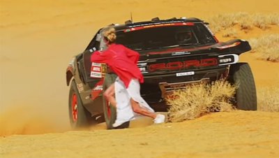 Žiūrovė šoko prieš automobilį