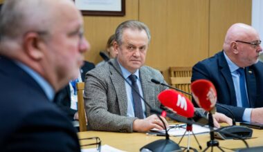 Vos prasidėjus posėdžiui – aštri kritika ir pasimetimas - Delfi