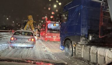 Vairuotojai ir artėjant vidurnakčiui toliau praneša apie kamščius sostinėje