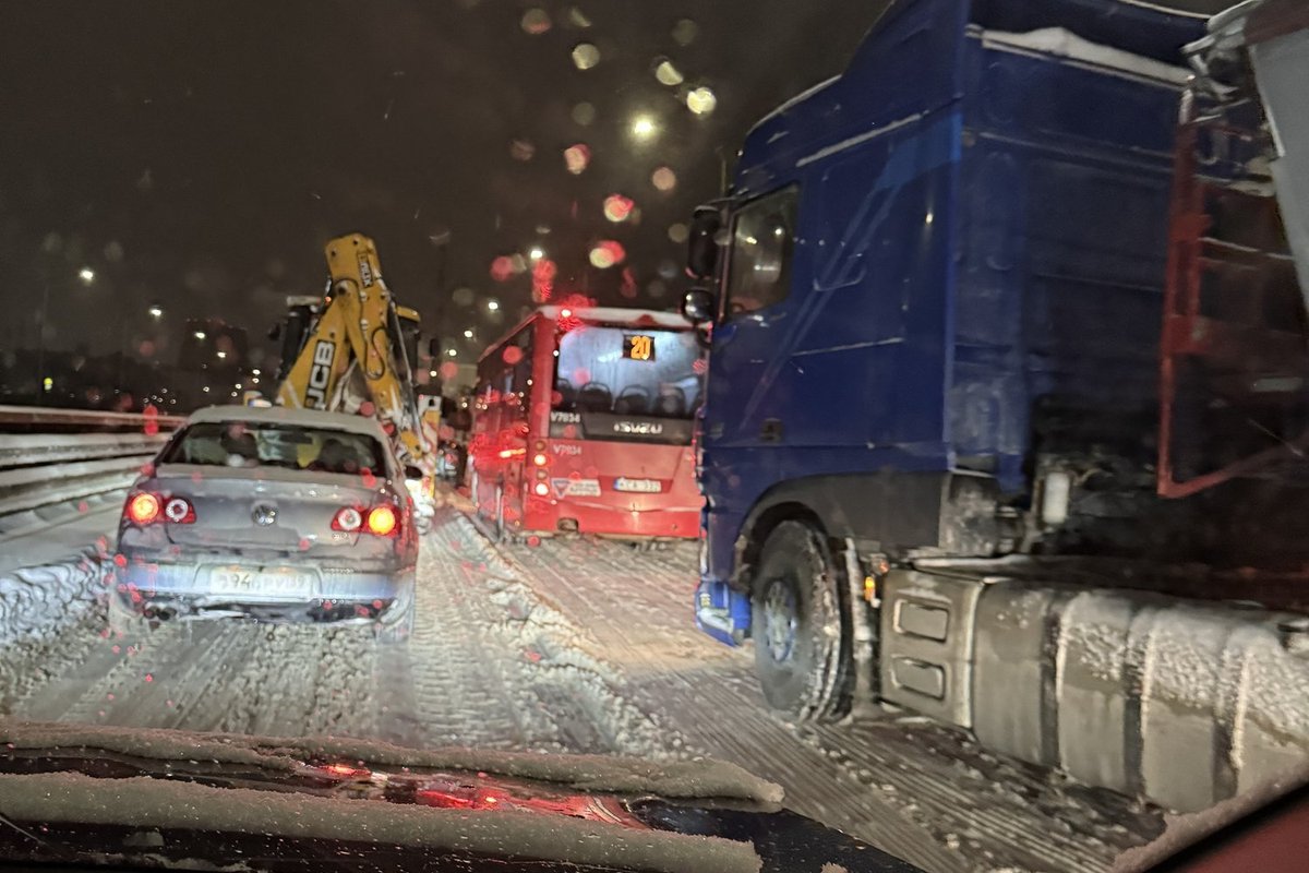 Vairuotojai ir artėjant vidurnakčiui toliau praneša apie kamščius sostinėje