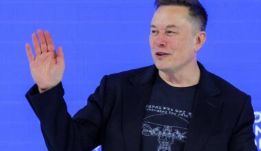 Muskas: „Starlink“ naudojimo Rusijos dronuose klausimas bus sprendžiamas