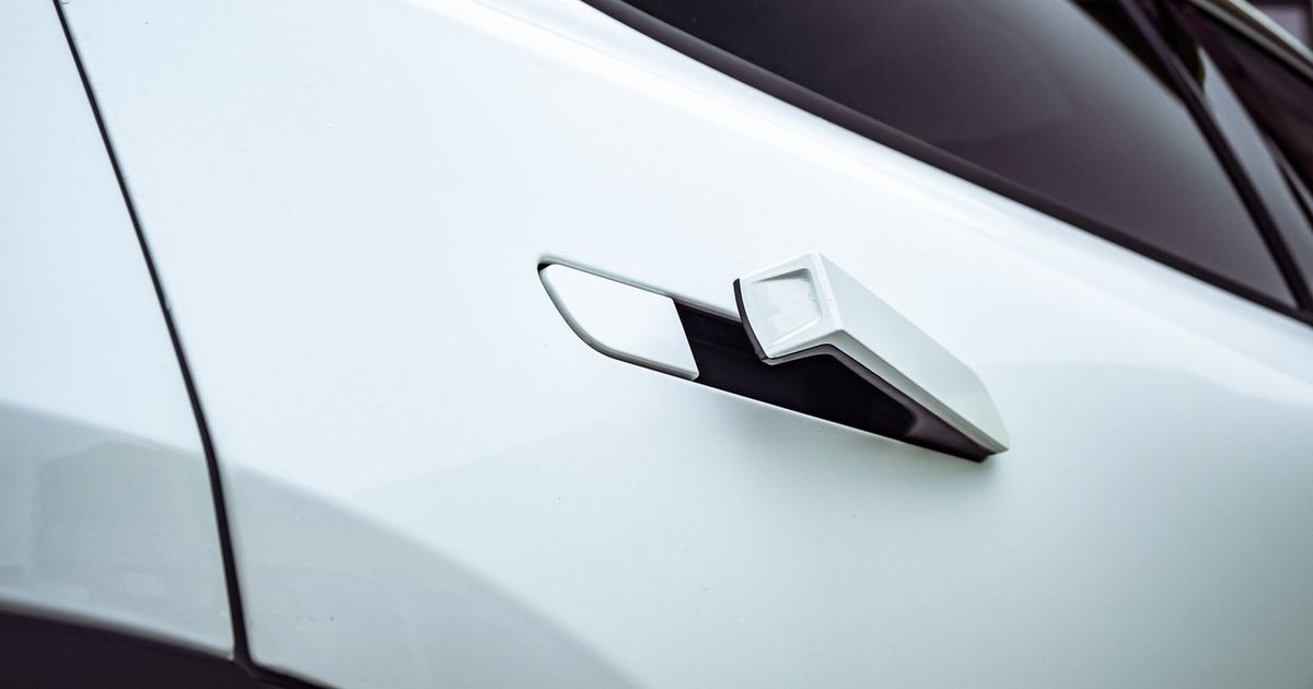 Saugumas svarbiau už dizainą: Kinija uždraudžia automobilių gamintojų pamėgtas durų rankenėles