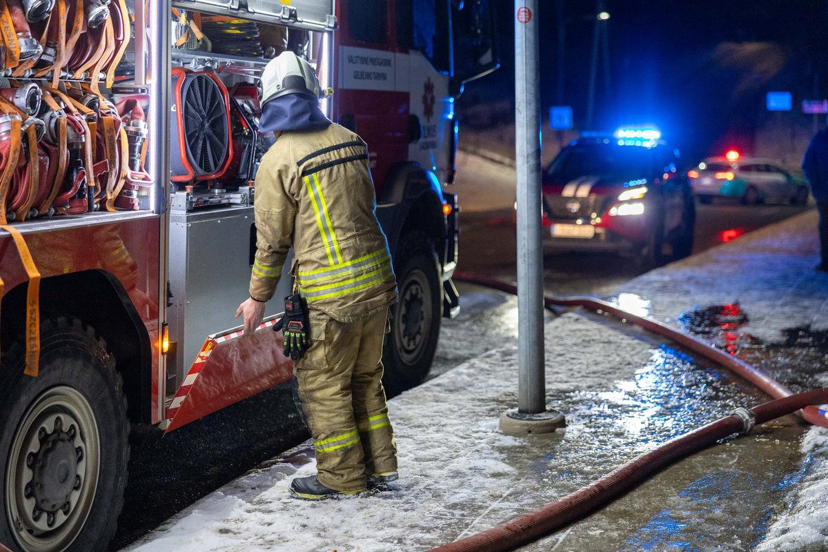 Kauno rajone apvirtus keturračiui galimai nuskendo žmogus