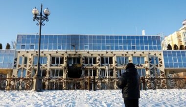 Pavojaus sirenos aidėjo visoje Ukrainoje: Rusija smogė Kyjivo ligoninei