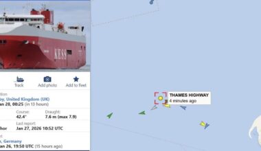 Prie Vokietijos krantų užsidegė 1300 automobilių gabenęs laivas