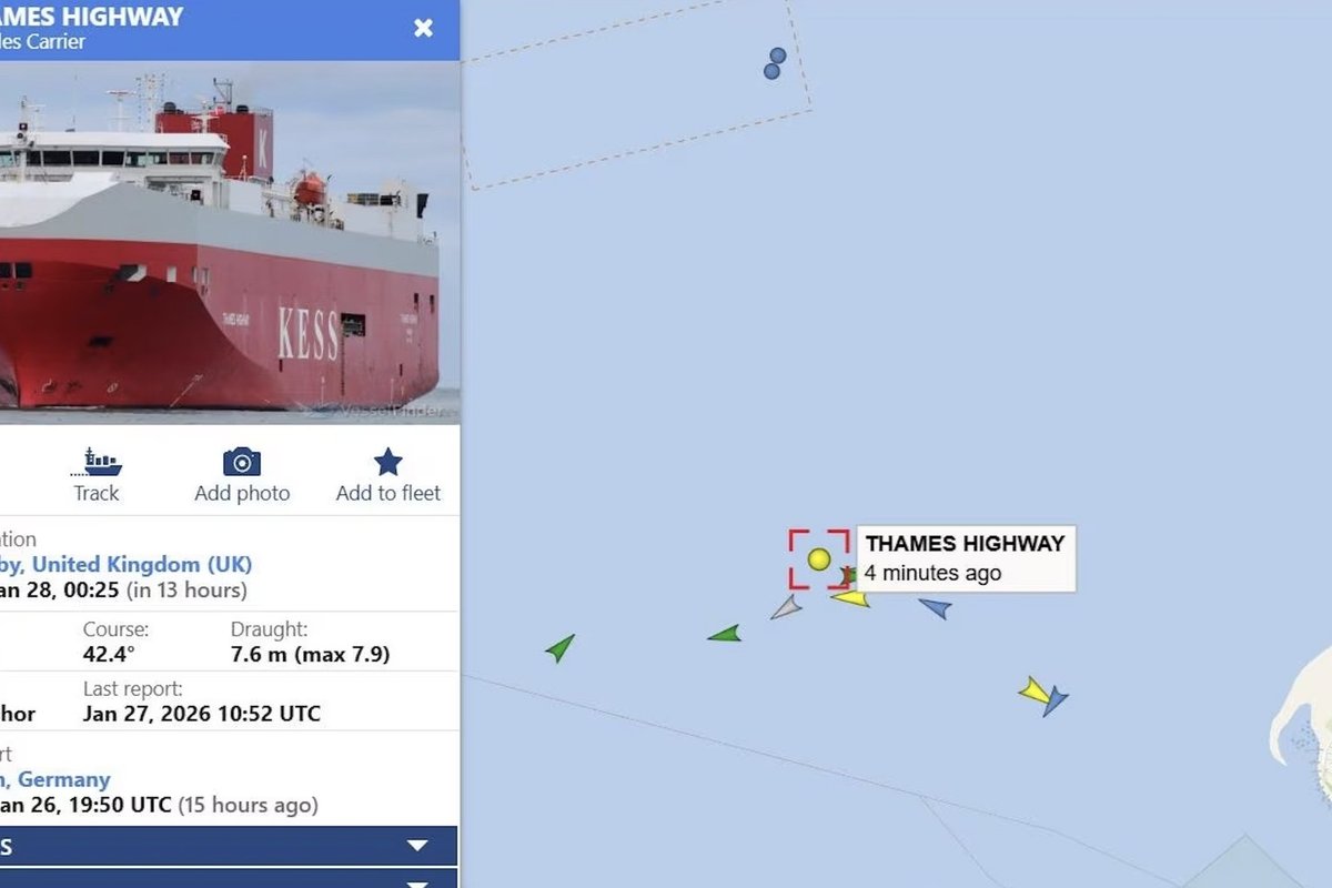 Prie Vokietijos krantų užsidegė 1300 automobilių gabenęs laivas