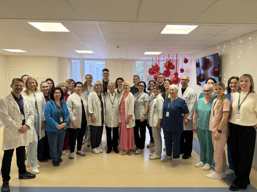 Gydytojas otorinolaringologas Bronius Praškevičius su ligoninės kolektyvu (nuotr. Klaipėdos universiteto ligoninė / Facebook)