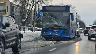 Klaipėdoje girtas miesto autobuso vairuotojas sukėlė avariją, kurios metu sužalota moteris