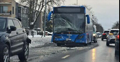 Klaipėdoje girtas miesto autobuso vairuotojas sukėlė avariją, kurios metu sužalota moteris