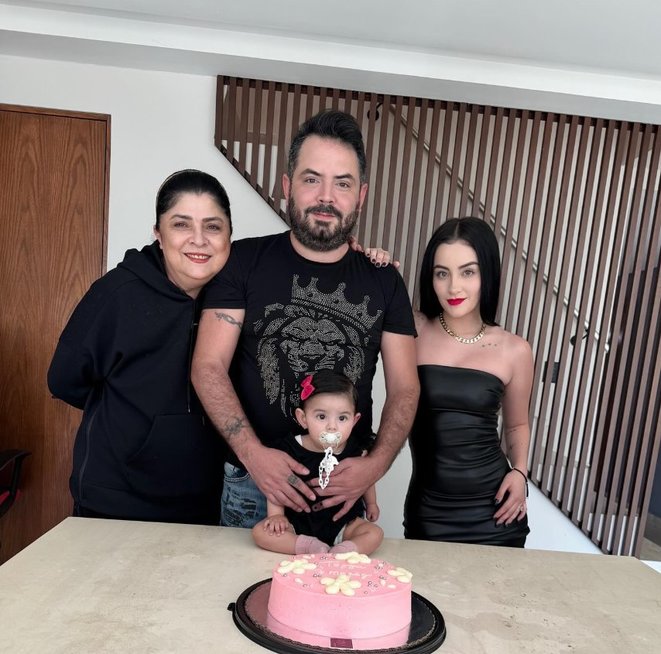 Victoria Ruffo su vyriausiuoju sūnumi ir jo šeima (nuotr. Instagram)