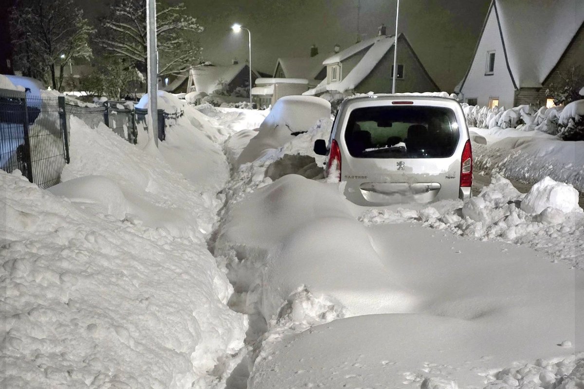 Plungė vaduojasi iš sniego – nuo ryto dirba technika
