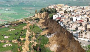 Sicilijos miestelyje – dramatiška padėtis, namai pakibo ant uolos krašto