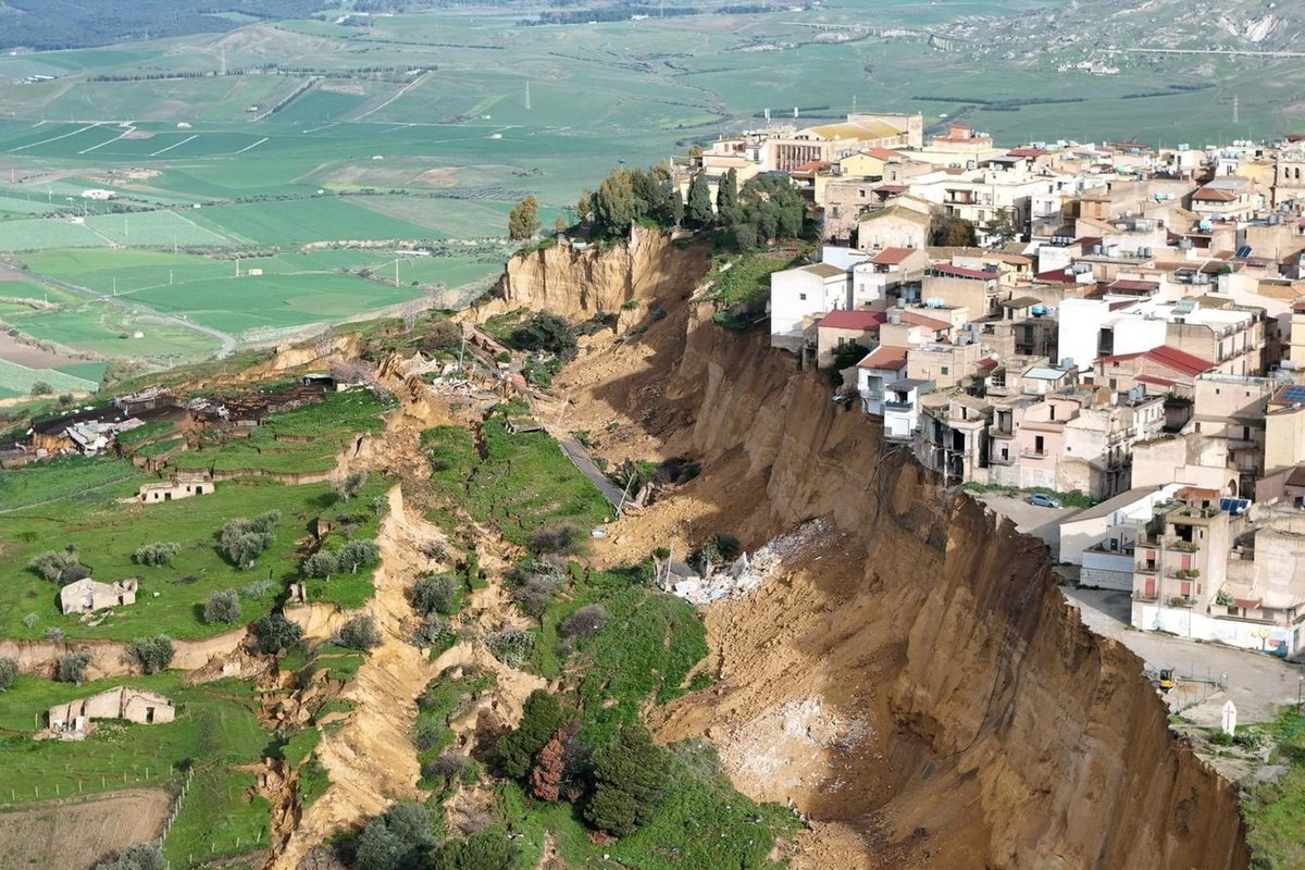 Sicilijos miestelyje – dramatiška padėtis, namai pakibo ant uolos krašto
