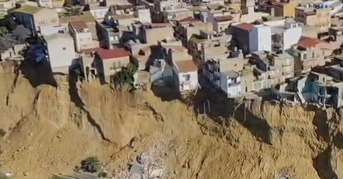 Kai kurie namai nuvirto nuo 20 metrų uolos, kiti vis dar kabo: į Siciliją atskrido Meloni