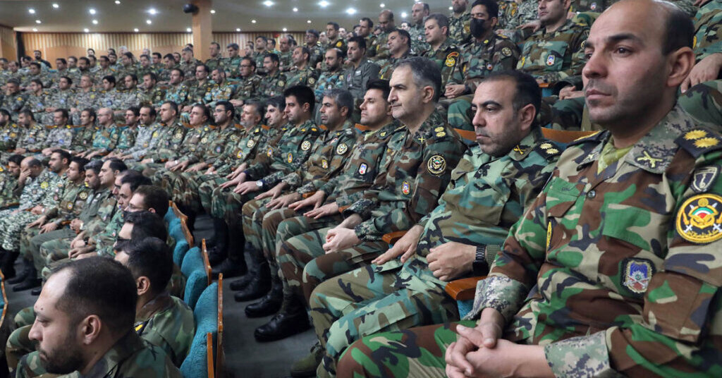 Kariuomenės vadas: Irano kariuomenė turi 1 tūkst. naujų dronų ir žada „triuškinantį atsaką“