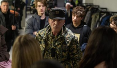 Tarnybos atsakė dėl vyro su kamufliažu Žemaitaičio renginyje