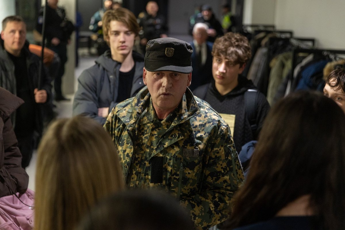 Tarnybos atsakė dėl vyro su kamufliažu Žemaitaičio renginyje