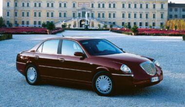 Ekscentriškajai „Lancia Thesis“ – 25 metai: norėjo pakeisti prabangos sampratą, o šiandien kainuoja grašius