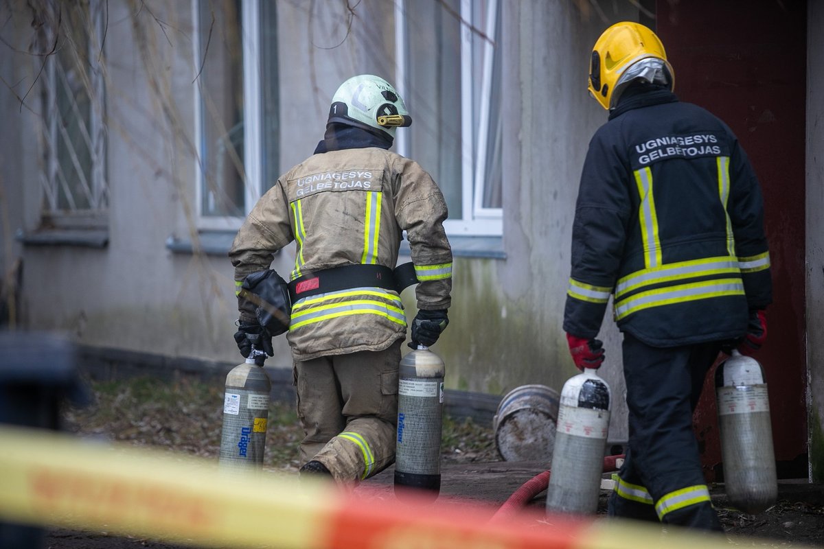Vilniaus centre užsiliepsnojo namas - Delfi