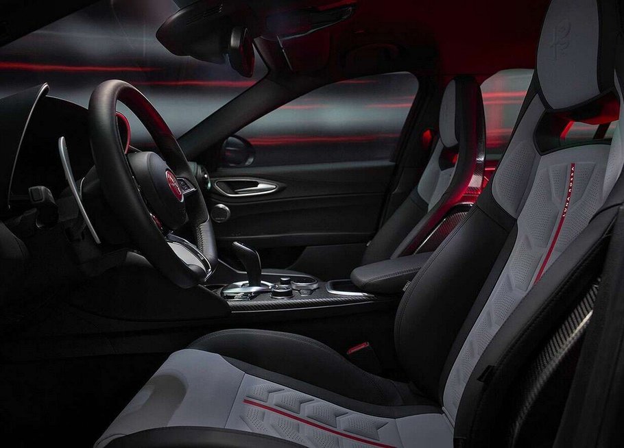 Alfa Romeo Giulia Quadrifoglio Luna Rossa (nuotr. gamintojo)