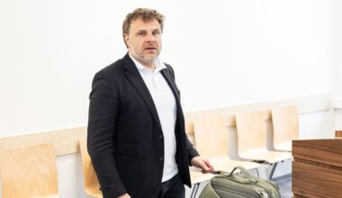 Vanago byloje pasisakė buvęs darbuotojas: dvi darbo sutartys ir grynieji už viršvalandžius