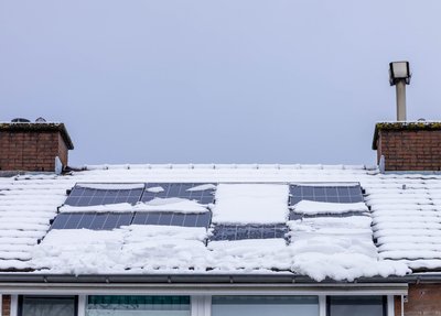 Saulės elektrinė žiemą