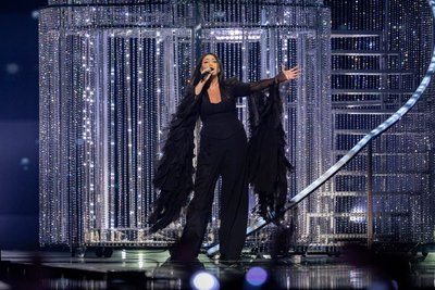 Izraelio atstovė Yuval Raphael atlieka kūrinį „New Day Will Rise“