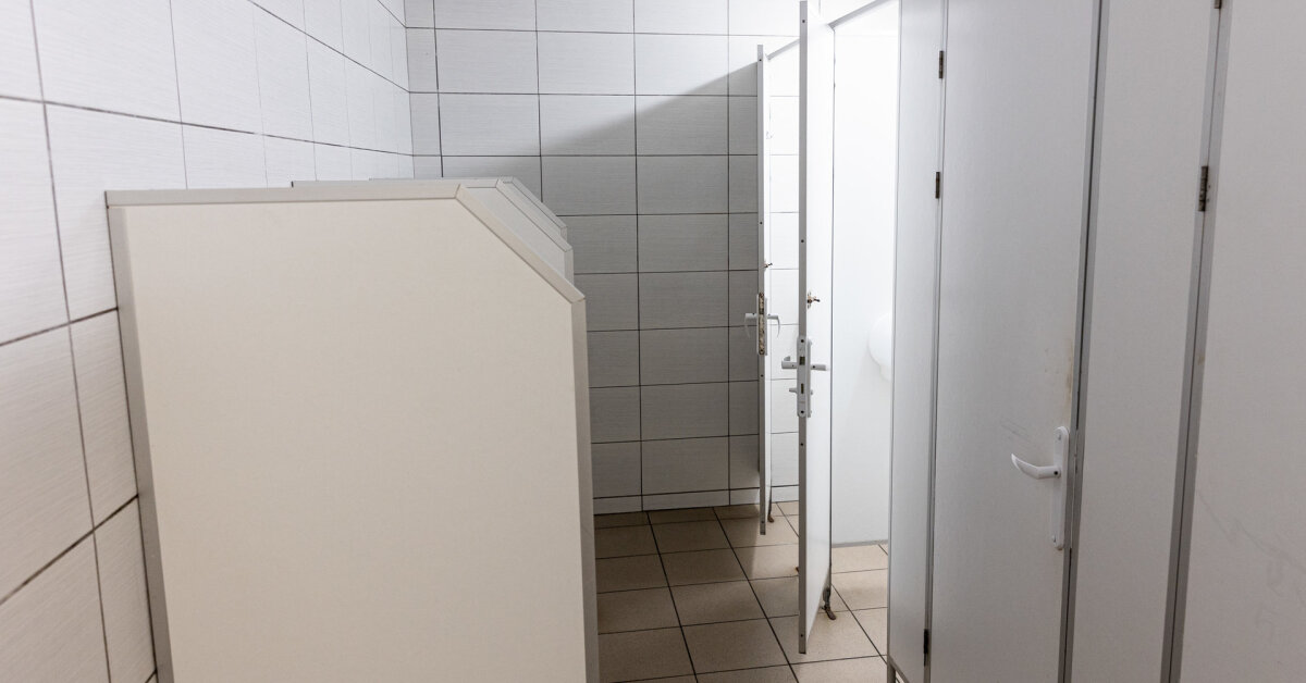 Į prekyvietę Kaune skubėjo visos spec. tarnybos – tualete užmigusio vyro nepavyko kitaip prižadinti