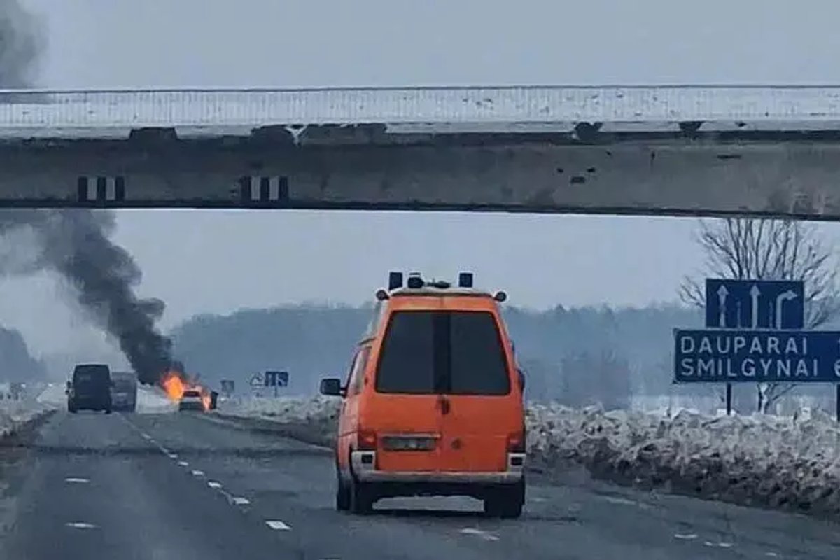 Klaipėdos rajone važiuojant užsidegė automobilis