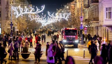 Vilniuje minios žmonių plūsta į Katedros aikštę pasitikti Naujųjų metų
