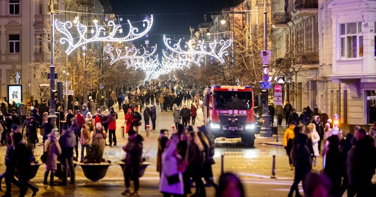 Vilniuje minios žmonių plūsta į Katedros aikštę pasitikti Naujųjų metų