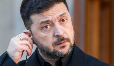 Rusai smogė traukiniui, kuriame buvo 200 žmonių: Zelenskis skelbia detales