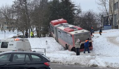 Vilniuje autobusas nuskriejo nuo kelio ir trenkėsi į medžius