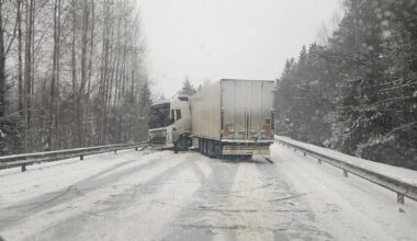 Kelmės rajone nuslydęs vilkikas užtvėrė kelią