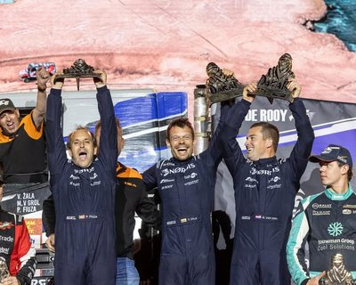 Vaidotas Žala ir jo komanda ant Dakaro ralio 2026 podiumo