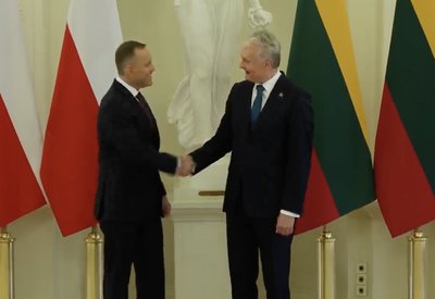 Karolis Nawrockis su žmona atvyko į Prezidentūrą