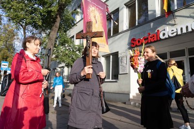 Maldininkai prie LSDP būstinės