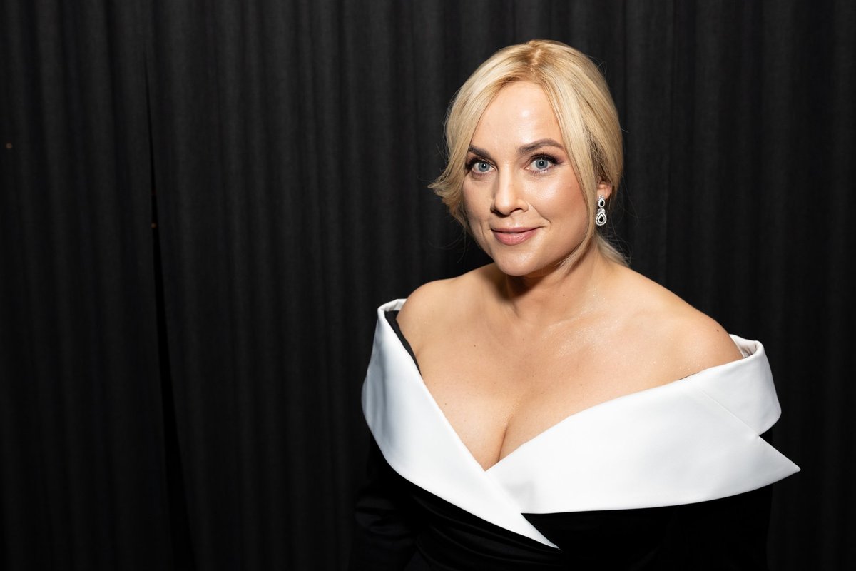 45-ą švenčiančiai Ingai Jankauskaitei – žinomų bičiulių sveikinimai: eiles sukūrė ir Merūnas Vitulskis