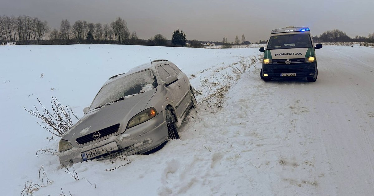 Vilniaus rajone į griovį nuskriejęs girtas vairuotojas skambino pagalbos, tačiau prašė policijos nekviesti